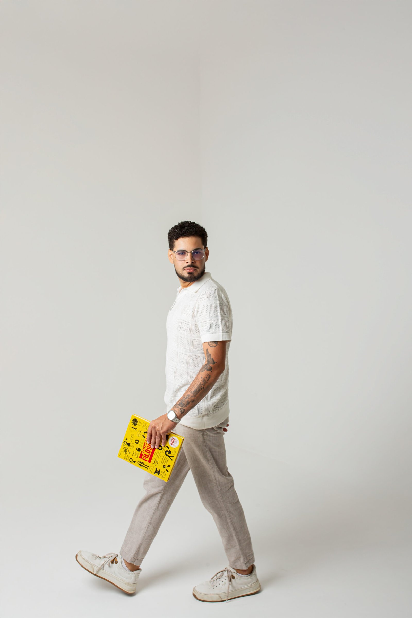 Lucas andando com livro